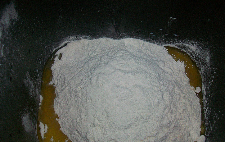 1. Этап. Кукурузный хлеб без дрожжей: Теперь кладем разрыхлитель и сахар.