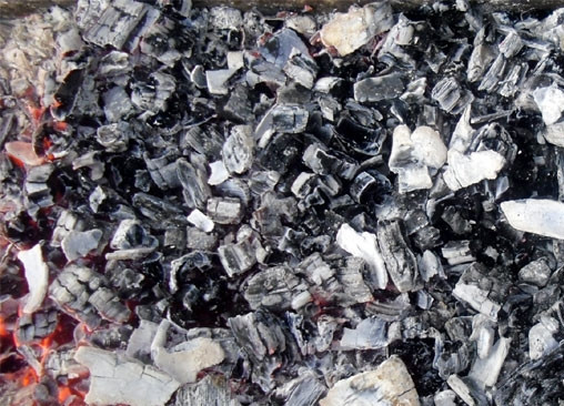 1. Этап. Шашлык из ребрышек: Должны получиться хорошие угли, разгребите их равномерно. Огня быть не должно!