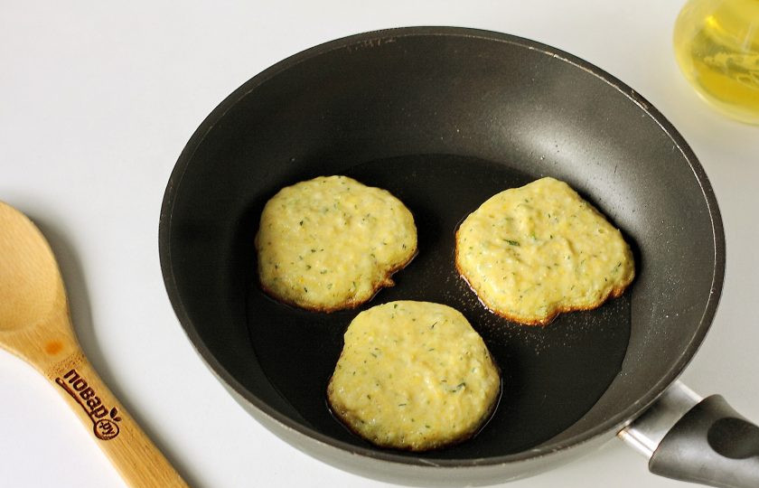 1. Этап. Оладьи из кабачков с кукурузной мукой: На сковороде разогрейте масло и выкладывайте тесто при помощи столовой ложки.