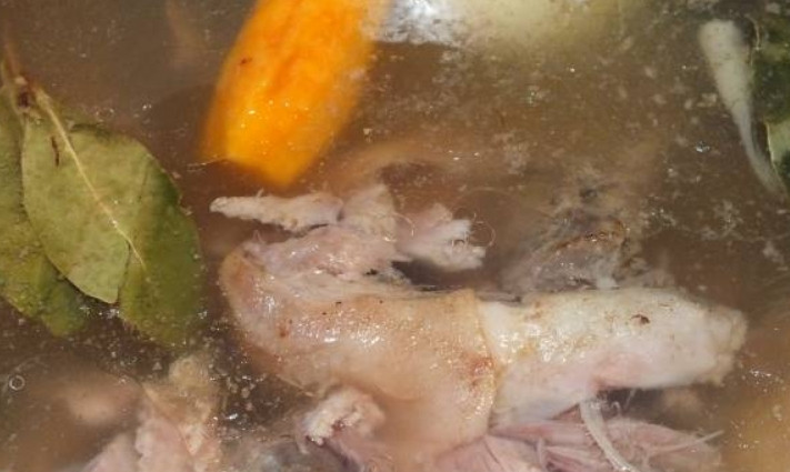 1. Этап. Холодец в бутылке: Говяжью и свиные ножки, а также курицу промываем и кладем в большую кастрюлю, заливаем водой. Доводим до кипения, убавляем огонь до минимума и варим под крышкой еще 2 часа. Постоянно удаляем пену. Затем добавляем промытые, очищенные овощи и продолжаем варить еще 2 часа. За 10 минут до готовности мяса добавляем перец и лавровые листы, солим по вкусу.