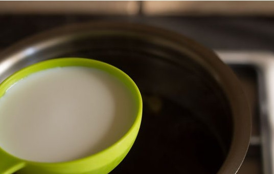 1. Этап. Чай с молоком и имбирем: 5. Влейте молоко.