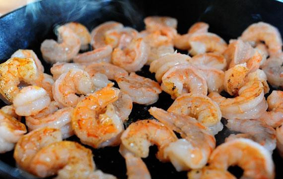 1. Этап. Такос с креветками: 4. Приготовить креветки. Нагреть рапсовое масло в тяжелой сковороде на сильном огне. Добавить креветки, перемешать и жарить, пока они не перестанут быть прозрачными.