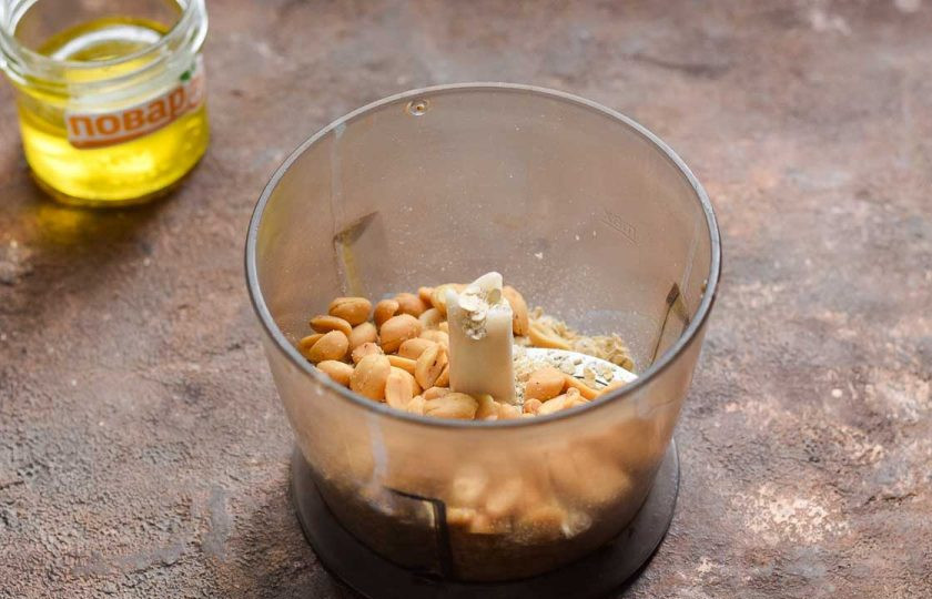 1. Этап. Овсяное печенье без сахара с медом: Овсяные хлопья переложите в чашу блендера, добавьте арахис.