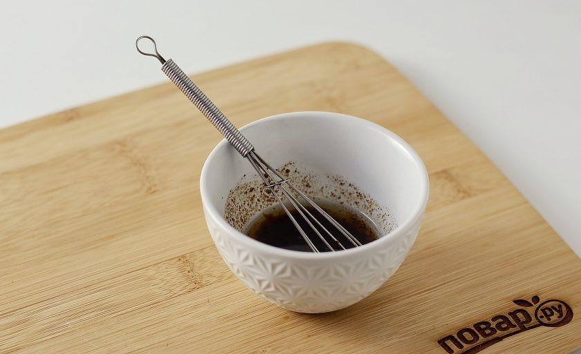 1. Этап. Салат с хурмой: При желании посыпьте сверху сырной стружкой. Для заправки соедините оливковое масло, бальзамический уксус, сироп топинамбура, соль и черным молотый перец. Взбейте немного венчиком до однородной консистенции.