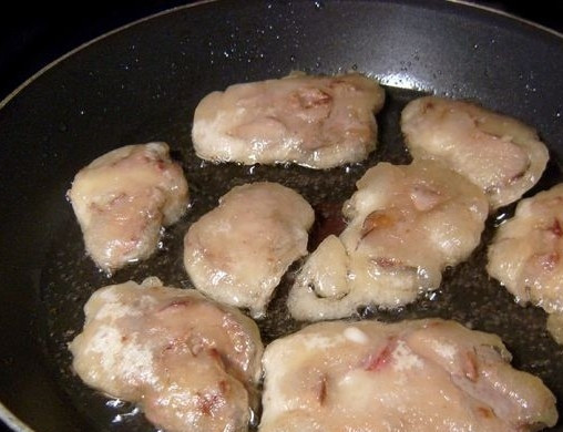 1. Этап. Печень в пиве: Обжариваем со всех сторон несколько минут до образования хрустящей корочки. Если из печени выделяется сок, ее можно еще немного обжарить.