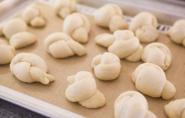 1. Этап. Чесночные узелки: 6. Накройте узелки пленкой и оставьте так на 1,5-3 часа, чтобы они поднялись.