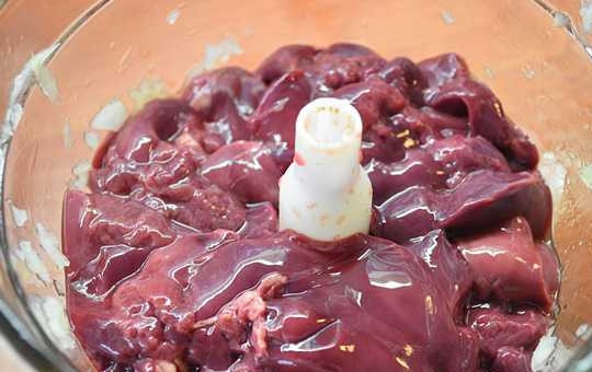 1. Этап. Пирожки, тающие во рту: 8. Следом вымойте, обсушите и измельчите печень. Можно использовать блендер или мясорубку, например.