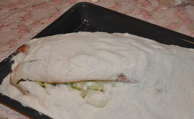 1. Этап. Форель, запеченная в соли: Засыпать рыбу оставшейся солью, чтобы рыба оказалась полностью покрыта.