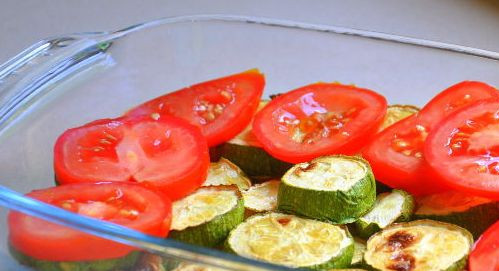 1. Этап. Запеканка из кабачков с помидорами: Затем выкладываем в форму для запекания вначале слой кабачков, затем помидоров.