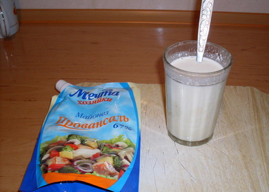 1. Этап. Тушеная рыба в майонезе: 5. Пока обжаривается хек, разводим в стакане воды майонез и заливаем им наше блюдо. Добавляем лавровый лист, перец горошком и другие приправы по вкусу.