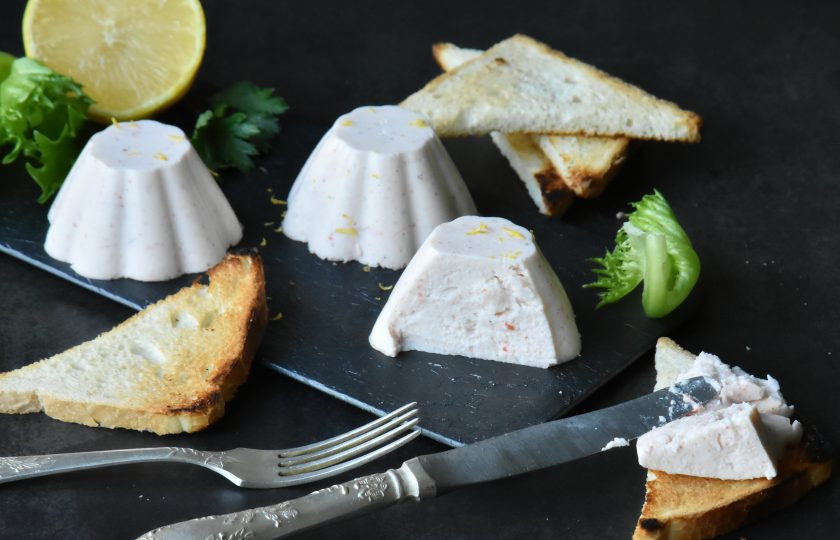 1. Этап. Суфле из креветок и крабовых палочек: Нежнейшее суфле-намазку можно подать к блинчикам, тостам, сделать с ним бутерброд или сэндвич.