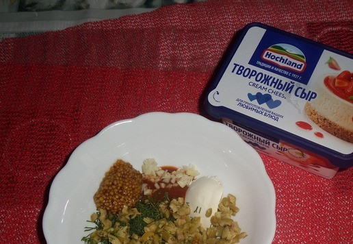 1. Этап. Хот-дог с колбасой и сыром: В миску выкладываем творожный сыр, томатный соус, горчицу, нарезанный чеснок, оливки и зелень.