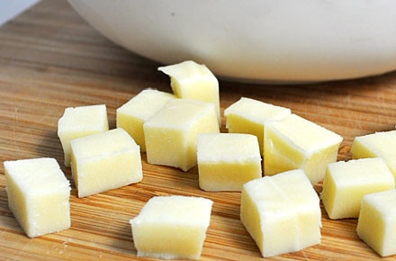 1. Этап. Митболы с сыром Моцарелла: 3. Нарежьте сыр на средние кубики.