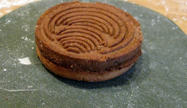 1. Этап. Торт на день рождения мальчику: Начнем с колес. Раскатываем белую мастику и вырезаем небольшие кружочки. Теперь в каждом кружочке трубочкой делаем по краям выемки.