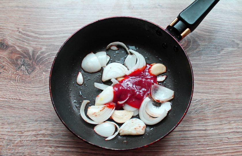 1. Этап. Шоколадный соус к мясу: Добавьте в сковороду с овощами томатную пасту и перемешайте.