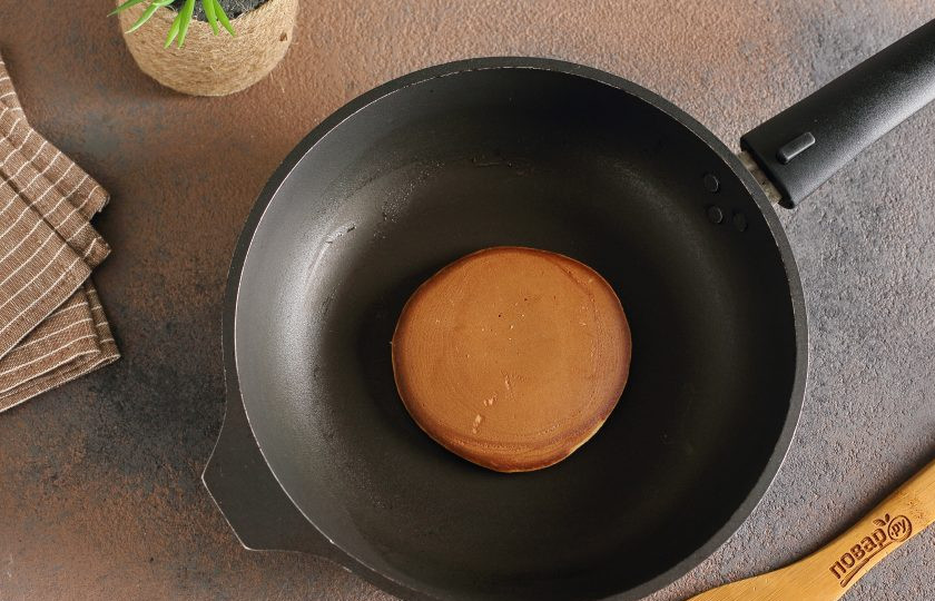 1. Этап. Блины Дораяки: Дождитесь, когда на поверхности появятся дырочки и аккуратно переверните. У меня получилось 8 блинчиков, диаметром около 10 см. Чтобы блинчики не подгорали, огонь должен быть чуть ниже среднего.