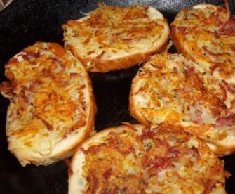 1. Этап. Бутерброды с колбасой на сковороде: Затем бутерброды переворачиваем и жарим еще некоторое время.