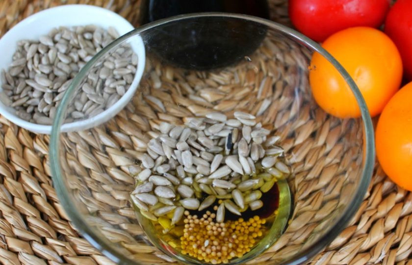 1. Этап. Салат с помидорами и горчицей: Добавляем семечки, горчицу и перемешиваем.