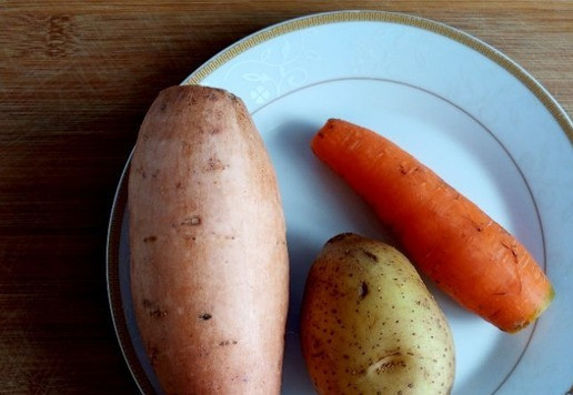 1. Этап. Оливье по-новому: В рецепт Оливье, которое мы делали в 70-х годах прошлого столетия, я добавлю батат. Он даст сладковатый вкус салата. Картофель я тоже возьму и морковь.