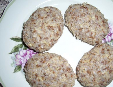 1. Этап. Котлеты из гречки: Из полученной массы формируем небольшие котлетки, чтобы они лучше прожарились.