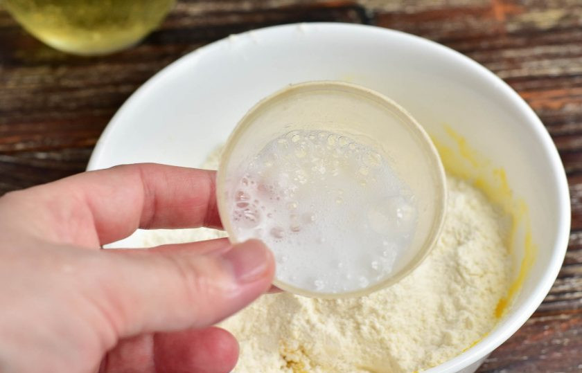 1. Этап. Тарталетки с творожным кремом и фруктами: Добавьте соду, которую погасите уксусом.