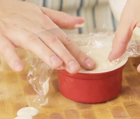 1. Этап. Семифредо с клубникой: Накрываем смесь в форме свободными концами пленки. Убираем в морозильную камеру на 3 часа.