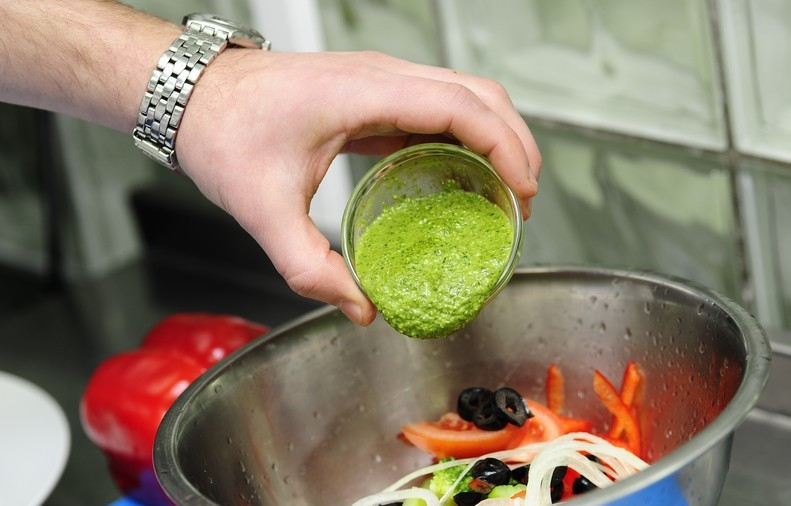 1. Этап. Салат из капусты брокколи: Добавляем соус песто.