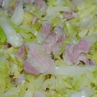 1. Этап. Тушеная капуста с беконом: 8. Тушеную капусту с беконом можно подавать в качестве гарнира или самостоятельного блюда. Приятного аппетита!