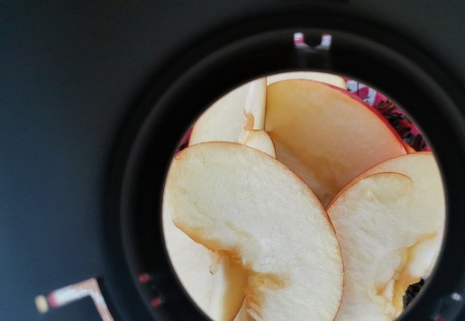 1. Этап. Базиликовый чай с яблоком: Добавить яблочные дольки. (Предварительно хорошо вымыть яблоко)