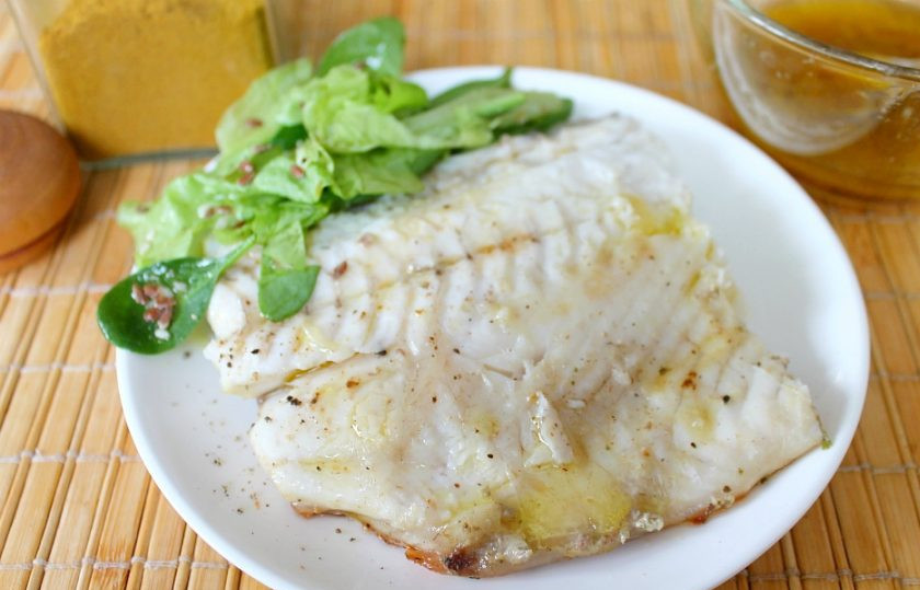 1. Этап. Рыба в кефире в духовке: Порционные куски рыбы выкладываем на тарелки. Дополним рыбу зеленым салатом и подаем к столу. По желанию, можно добавить соевый соус. Приятного аппетита!