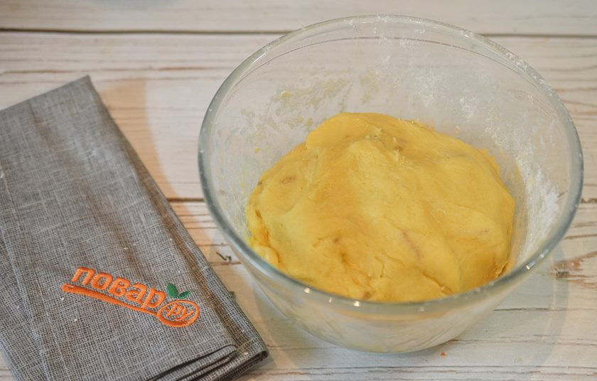 1. Этап. Печенье с грушами, фисташками и имбирем: 7. Добавьте муку с разрыхлителем и замесите тесто.