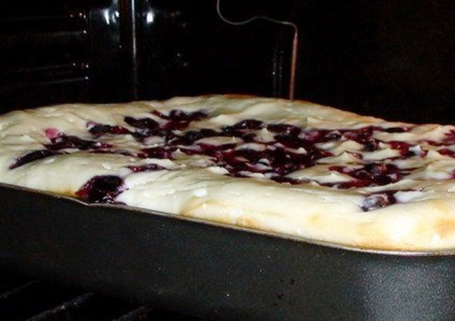 1. Этап. Творожная запеканка со смородиной: И отправьте на 35 минут в духовку, разогретую до 180 градусов.