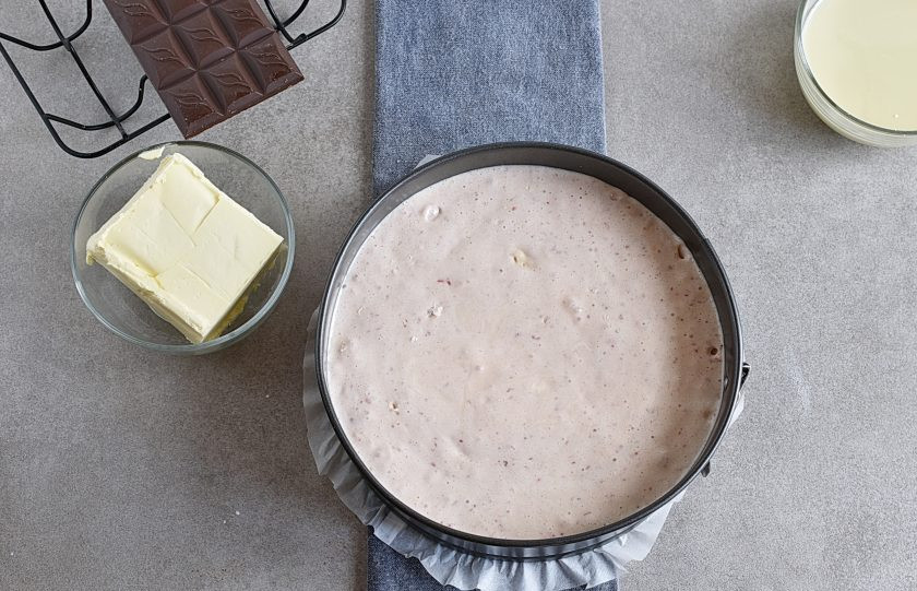 1. Этап. Клубничный торт с шоколадным кремом и глазурью: Застелите разъемную форму пергаментом – только дно. Не смазывайте ничем форму. Вылейте тесто и слегка покрутите его по часовой стрелке.