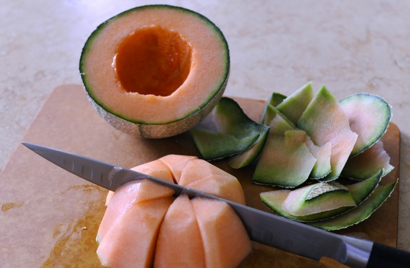 1. Этап. Курица с дыней: Дыню порезать дольками.