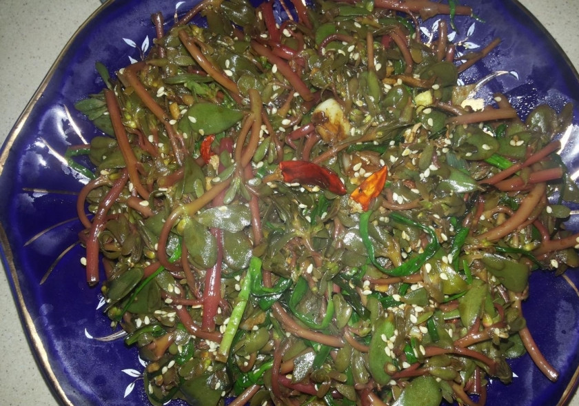 1. Этап. Салат из портулака: 6. Готовый китайский салат перекладываю на тарелку и подаю к столу горячим, сверху украшаю сушеным перчиком чили.