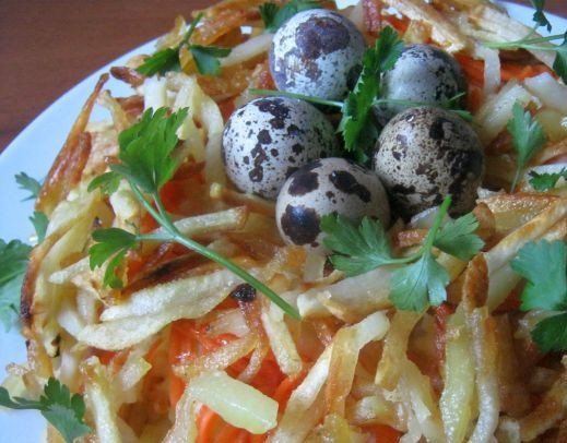 1. Этап. Салат Гнездо глухаря классический: 12. В середину выкладываем перепелиные яйца (можно очищенные, а можно нет). Украсьте зеленью, а под яйца можно положить листья салата.