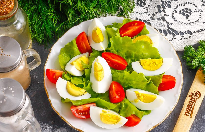 1. Этап. Салат из брюшек семги: Промойте помидоры черри, нарежьте их тоже четвертинками и выложите на тарелку. Можно заменить их обычными помидорами или огурцами.