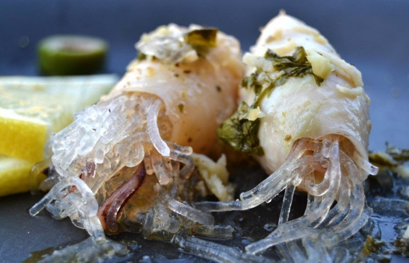 1. Этап. Запеченный фаршированный кальмар: 14. Готовое блюдо выложите в тарелку и подавайте к столу.