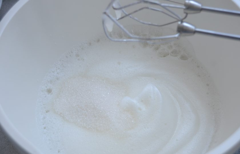 1. Этап. Меренговый рулет с маскарпоне: Небольшими порциями добавляйте сахар или сахарную пудру, продолжая взбивать на высоких оборотах миксера.