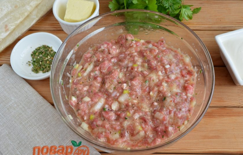 1. Этап. Фарш в лаваше по-провански: Консистенция фарша должна получиться жидковатой, чтобы легко распределить фарш по лавашу.