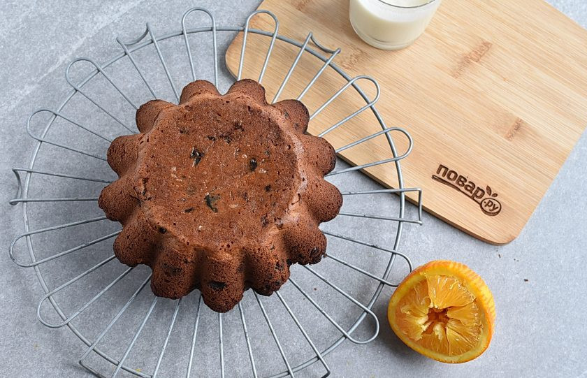 1. Этап. Рождественский кекс: Готовый кекс выложите на решетку и полейте соком второй половины апельсина. Дайте полностью остыть.