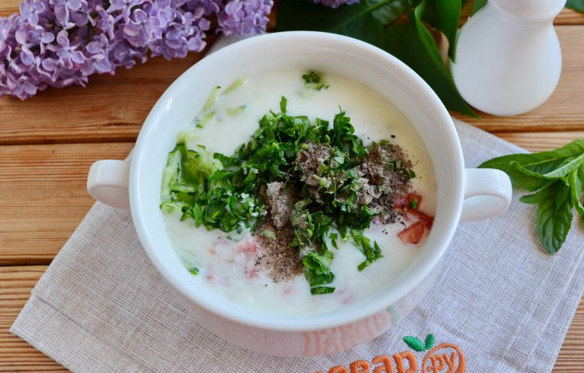 1. Этап. Райта: Добавьте сахар, соль, рубленую зелень кинзы и мяты, тмин. Перемешайте.