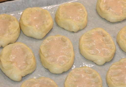 1. Этап. Закусочные пирожки с рубленной индейкой: 19. Затем ножницами или острым ножиком на заготовках делаем надрез в середине, но не до дна! Увеличиваем и смазываем разрез смесью сметаны с кетчупом и маслом (0,5 ст. л.).