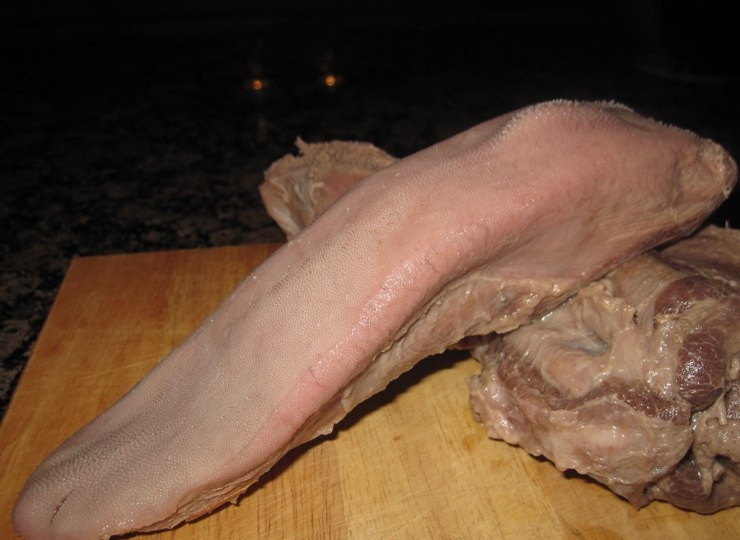 1. Этап. Язык под соусом бешамель: 5. Готовый язык нужно остудить и нарезать кубиками. После этого отправить его вместе с грибами и луком на сковороду, обжарить одну минуту на слабом огне и добавить соус.