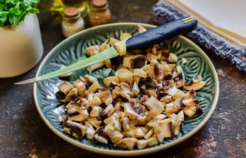 1. Этап. Салат Роза из огурцов: Грибы сполосните и просушите, нарежьте мелко. Поджарьте грибы на небольшом количестве растительного масла — 5-7 минут.