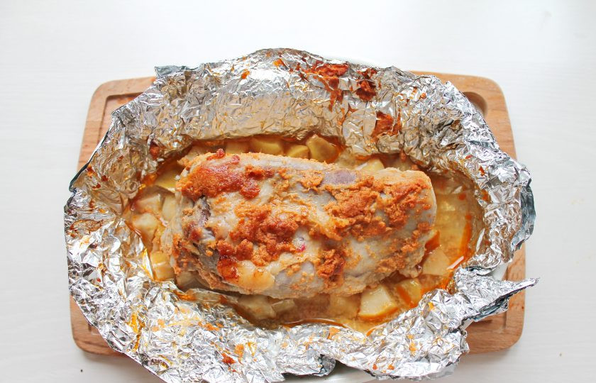 1. Этап. Буженина с яблоками: Поставьте форму с мясом в горячую духовку и запекайте при температуре 180 градусов в течение 1,5-2 часов.