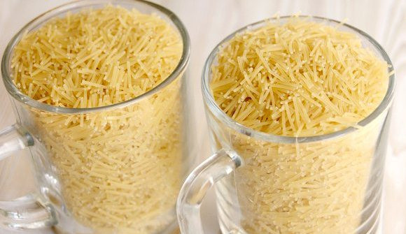 1. Этап. Запеканка из вермишели с фаршем: 1. Для начала отвариваем вермишель. Чтобы запеканка получилась нежной, используйте мелкую вермишель или рожки, можно измельчить спагетти - вариантов море! Отваренную вермишель просто так не оставляйте - залейте маслом, чтобы она раньше времени не склеилась.