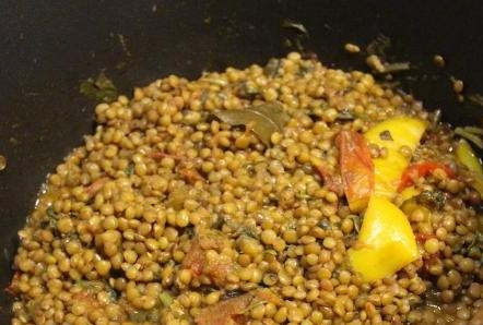1. Этап. Тушеная чечевица: Нарежьте мелко зелень, её тоже добавьте в сковороду. Закройте всё крышкой и тушите 25 минут. За 3 минуты до готовности посолите, а потом подавайте.