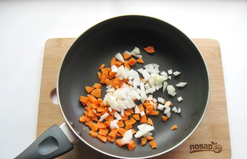 1. Этап. Рис с кукурузой и фасолью: Небольшую морковь и среднюю луковицу очистите, помойте и мелко нарежьте. Выложите в сковороду.
