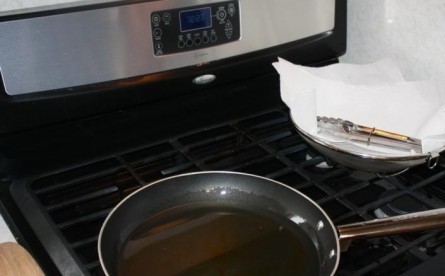 1. Этап. Бананы в кляре простые: 2. В сковороду налейте большое количество растительного масла и отправьте сковороду на огонь, хорошенько разогрейте.